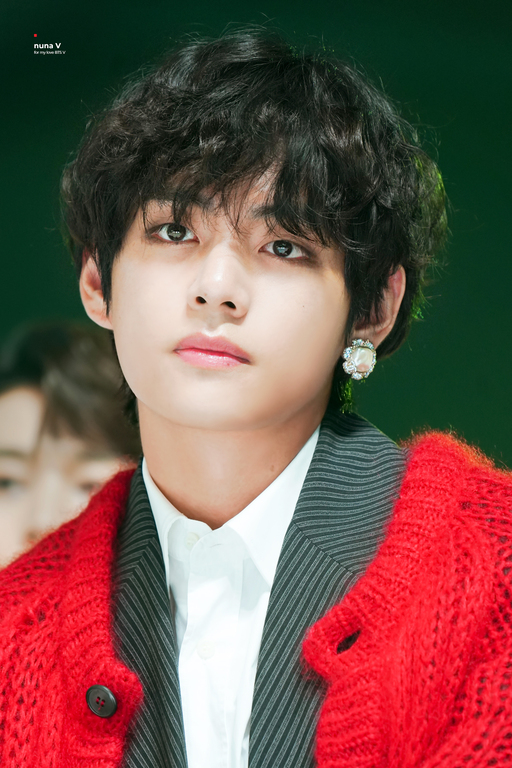 “만리장성 드론쇼는 처음이지?” 방탄소년단 뷔, 연예인 세계 최초 中 고북수진 밤하늘 수놓다!