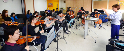 푸르메오케스트라 단원들이 19일 오후 열린 서울 종로구의 장애인의 날 행사 초청공연을 앞두고 합주 연습을 하고 있다. 맨 오른쪽은 오케스트라를 이끌고 있는 조명민 단장. 서상배 선임기자