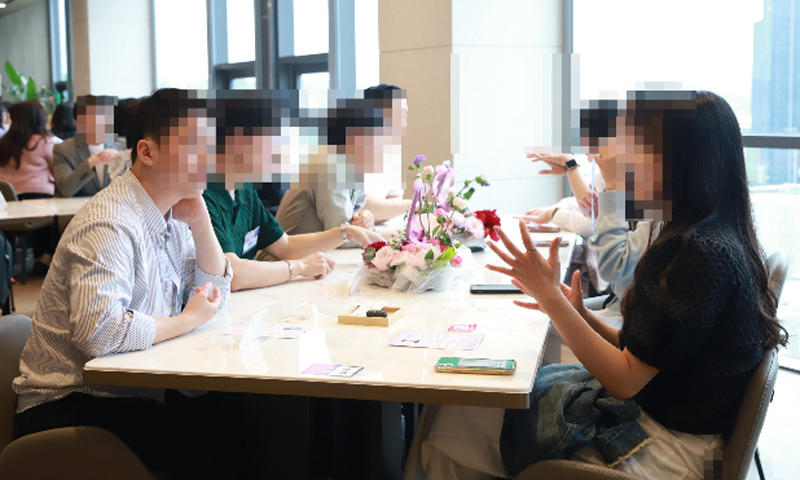 ‘미혼남녀 모여라’ 지자체가 짝 찾아준다…수천만원 들여 앞다퉈 만남 주선 ‘왜’