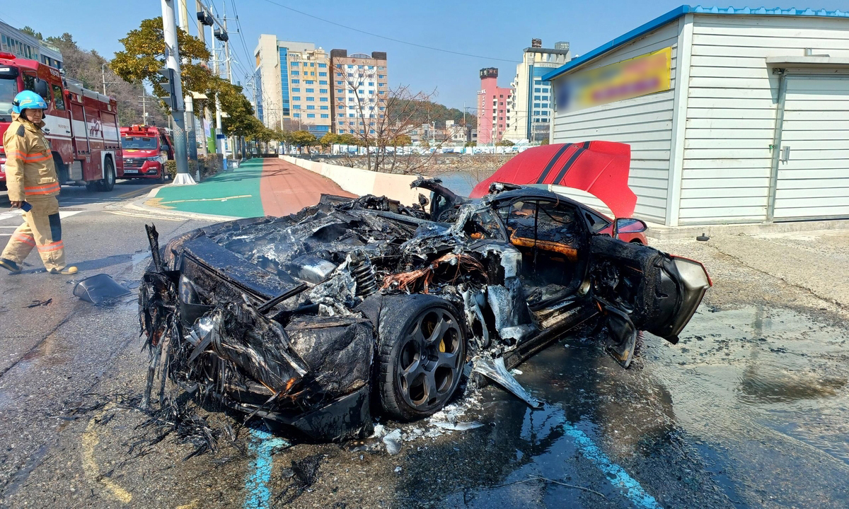 여수 도심 달리던 람보르기니 차량 화재로 전소