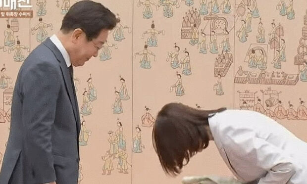 &${esc.h}34;너무 숙이지 마세요&${esc.h}34;…총리 부인 ‘폴더 인사’ 화제