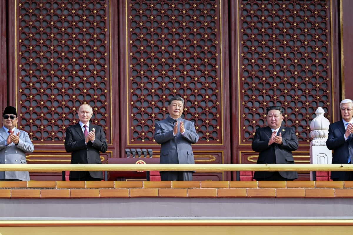 시진핑 옆 뒷짐 진 김정은 사진… 北, 주민들에 ‘강성대국’ 선전