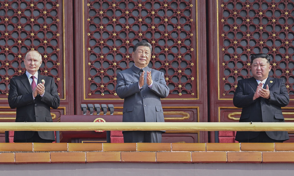 시진핑·푸틴과 나란히 선 김정은 ‘전승절 외교’ 대대적 선전 [북·중·러 밀착]