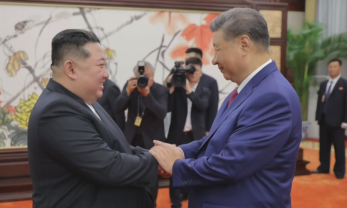 마주 선 김정은·시진핑 미소 뒤 동상이몽… 中, ‘남북관계 지렛대’ 될까 [금주의 안보이슈]