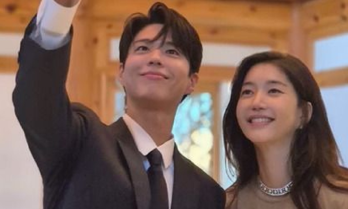 ‘SK 최태원 동거인’ 옆 박보검, 다정한 미소…무슨 사이?