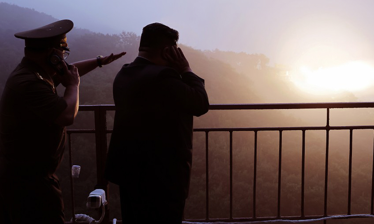 중·러 등에 업은 김정은, 美 타격 가능 ICBM 엔진시험 참관