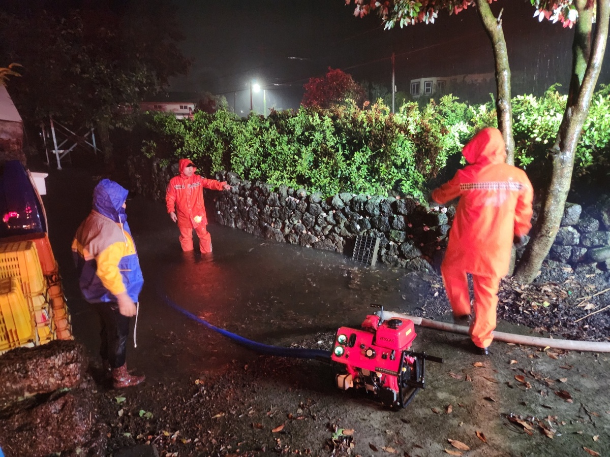 천둥·번개 동반 호우로 제주에 정전·침수 피해 속출…2600가구 한때 정전