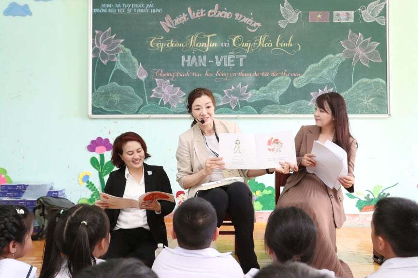 “더 굳건한 인연, 미래 세대 지원” 한진, 80주년 베트남 초등학교 ‘장학금·교육물품 전달’