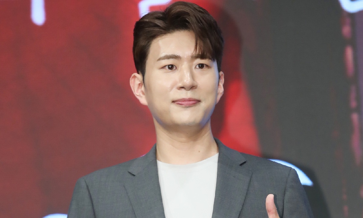 ‘서브 발언’ 한 달 만 모습 드러낸 김진웅…단독샷은 없었다