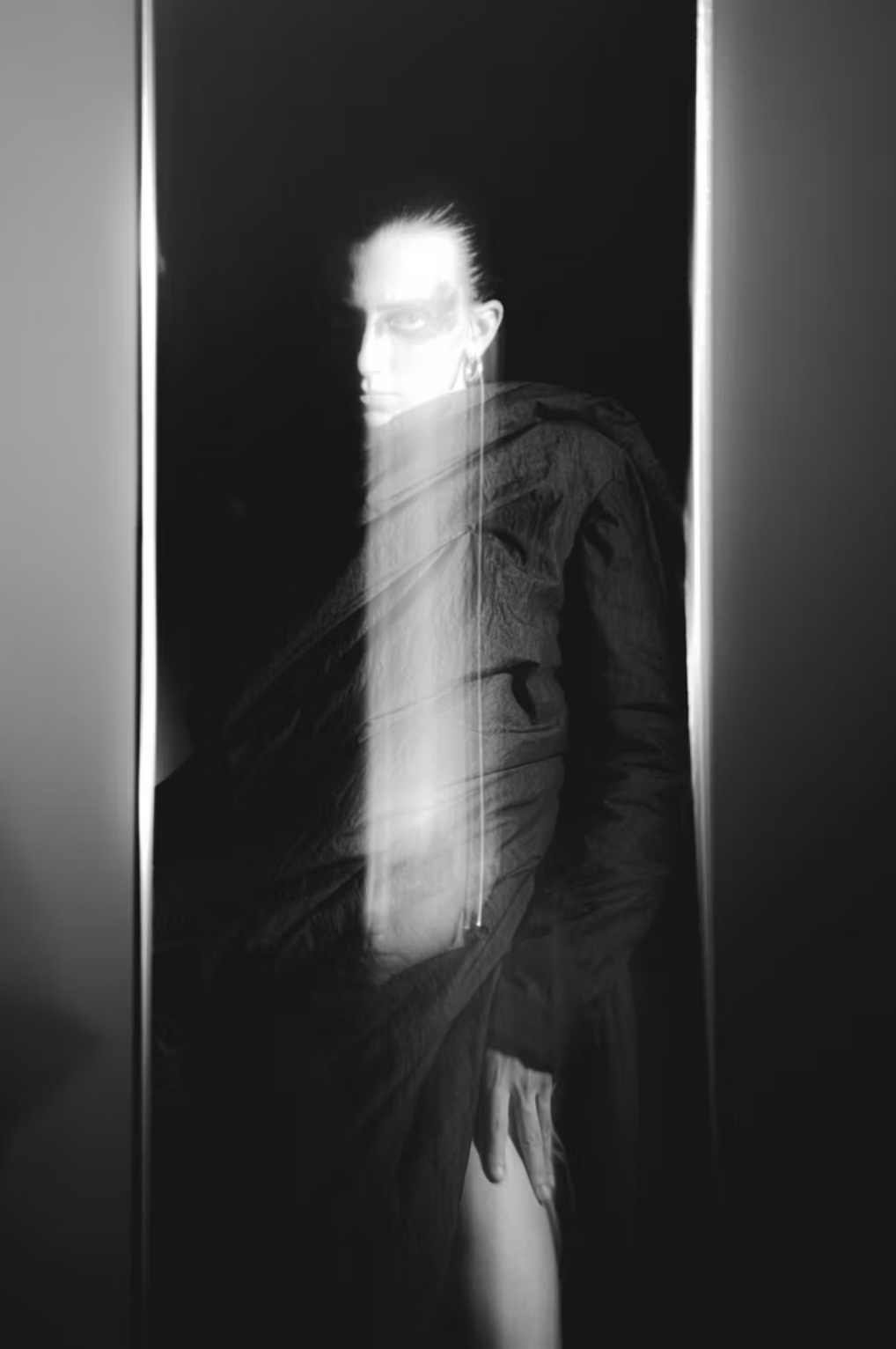 [인터뷰] “혼돈을 옷으로 말하다” 디자이너 김호진