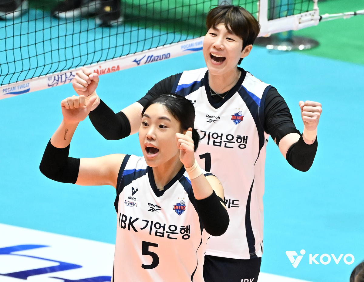 “연진아, 이게 10년차 언니의 ‘짬바’란다”…IBK 10년차 대기만성 세터 김하경, 선발로 나선 최연진에게 세터의 진수를 선보였다 [남정훈의 오버 더 네트]