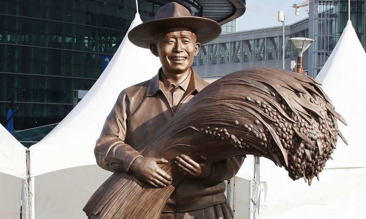 동대구역 박정희 동상에 계란 던진 20대 서울서 자수