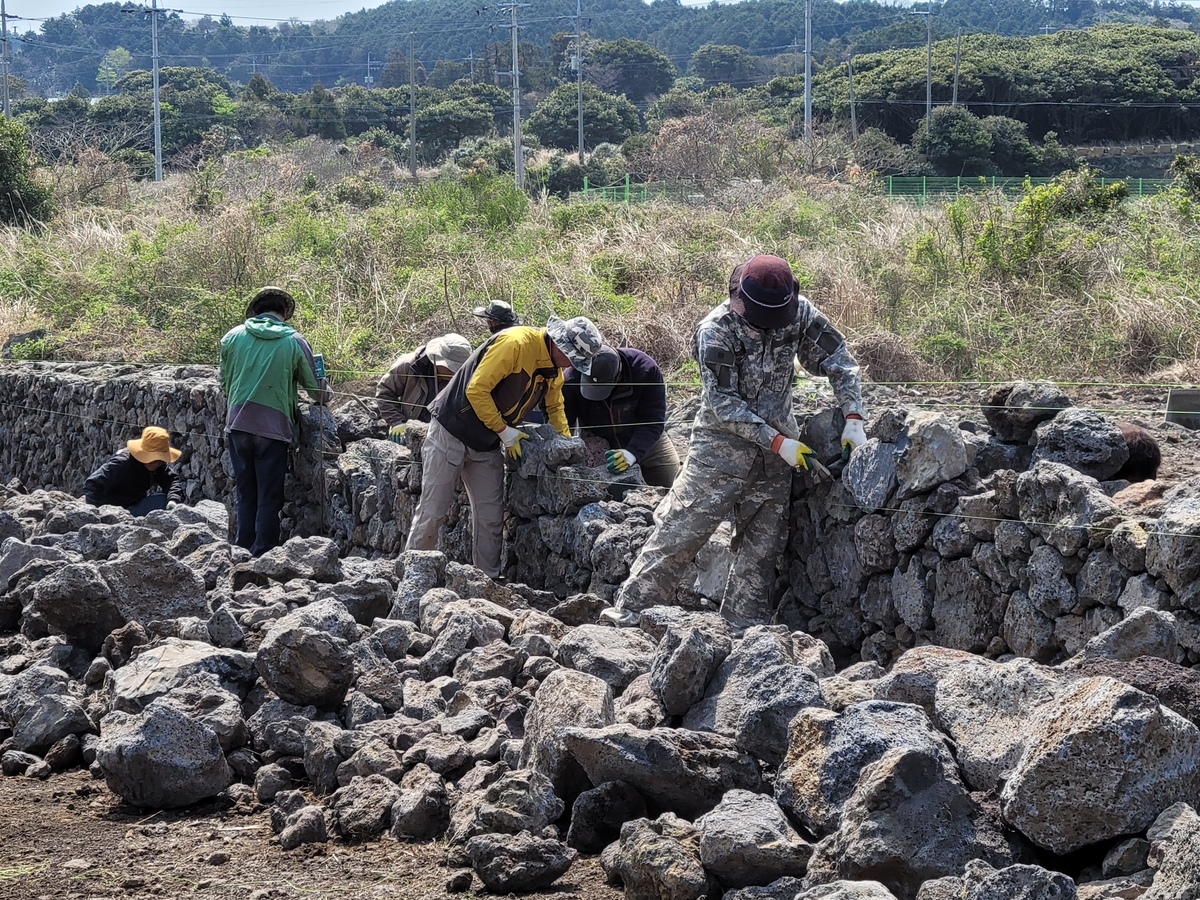 ‘제주 돌담 쌓기’ 유네스코 인류무형문화유산 등재 추진