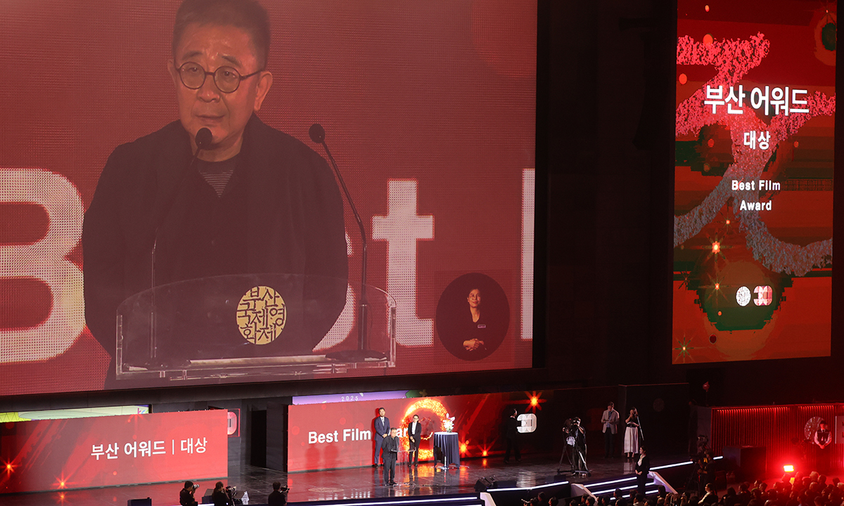 장률 감독 ‘루오무의 황혼’, BIFF 첫 부산어워드 대상 수상