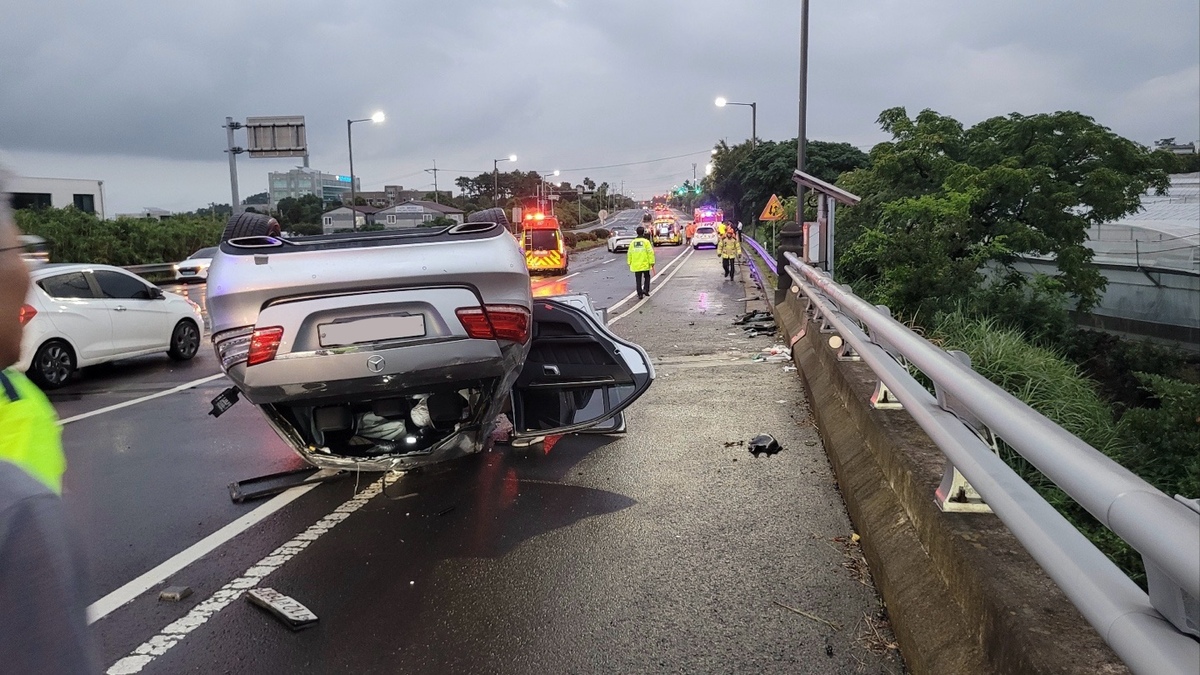 벤츠 차량 SUV와 충돌 전복…운전자 아빠는 숨지고 조수석 아들은 경상