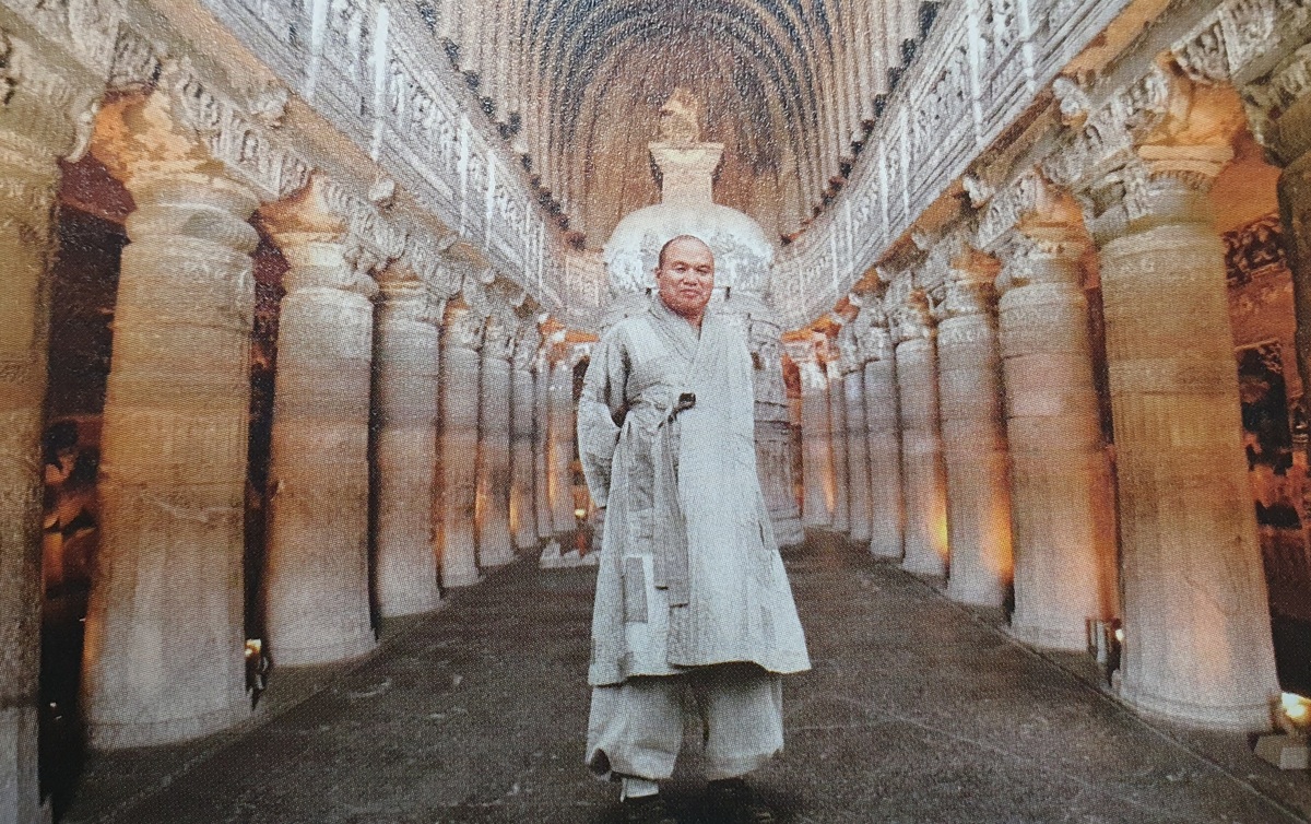 AI로 되살린 성철 스님… 중국 서안의 대안탑, 고대 인도의 나란타 대학과 아잔타 석굴, 심지어 이집트 피라미드와 파리의 에펠탑 앞 거닐어