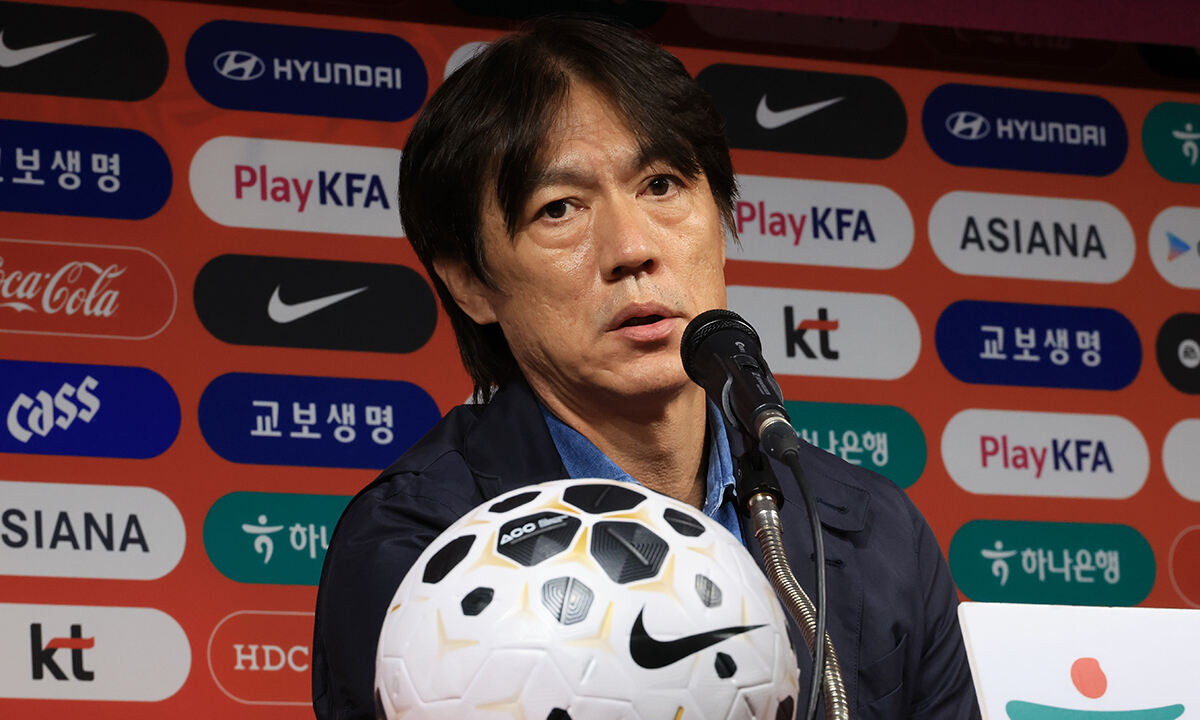 홍명보호, 수비만 11명 소집… 스리백 실험 계속