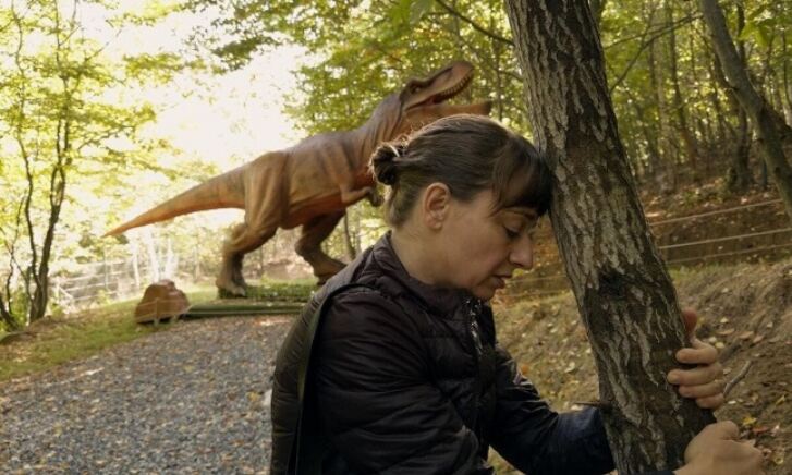 “웃음 끝에 남는 건 쓰라린 현실…” 전주국제영화제 개막작 ‘콘티넨탈 ’25’ 11월 개봉