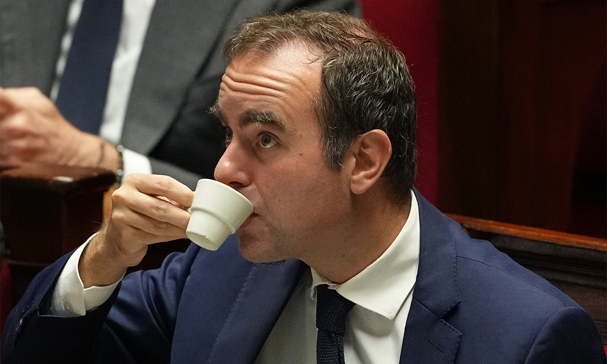 프랑스 내각, 야당에 사실상 ‘항복’ 선언하고 겨우 살아남아