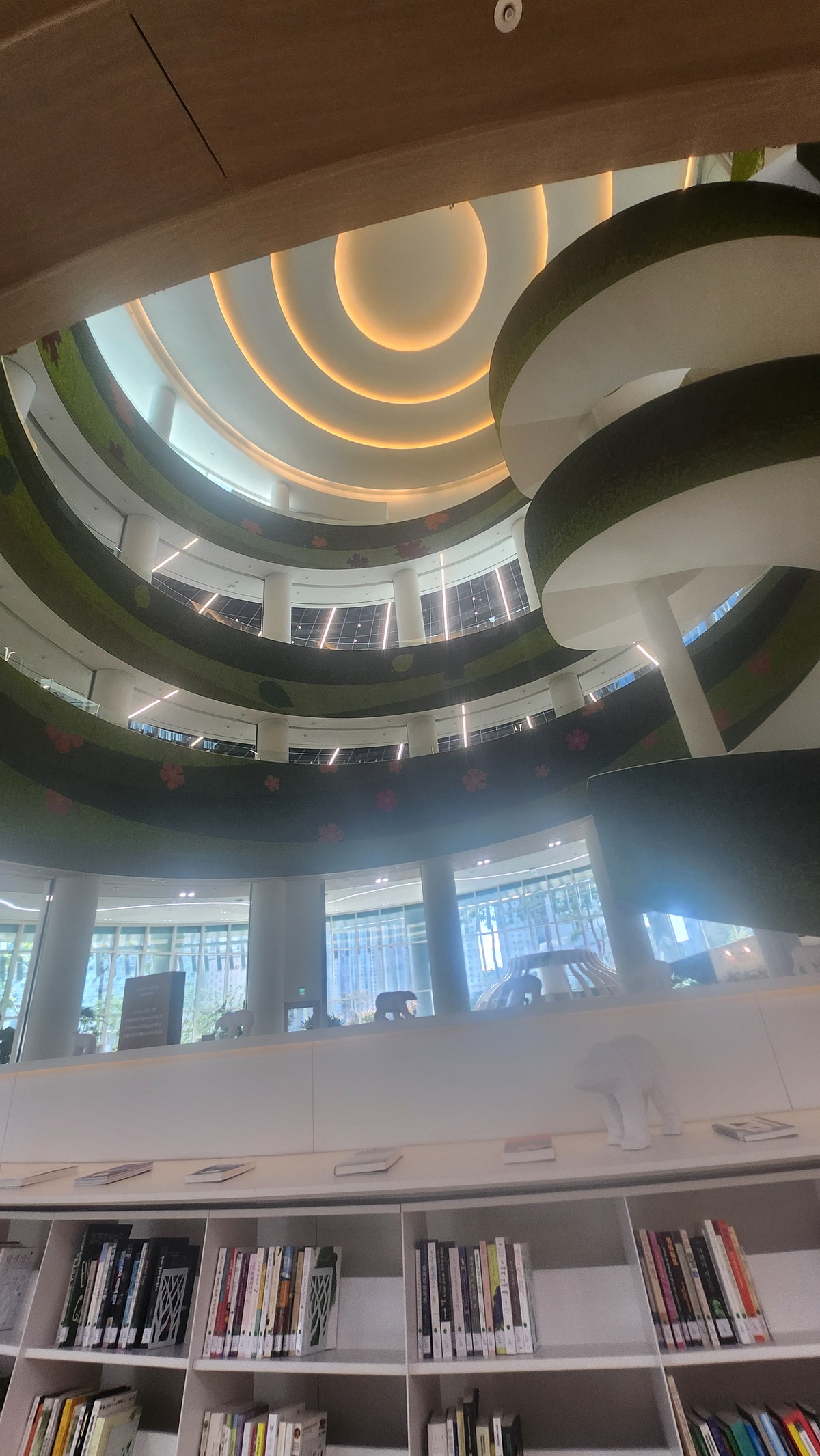 전국 첫 기후·환경도서관…‘경기도서관’ 들어가 보니 [오상도의 경기유랑]