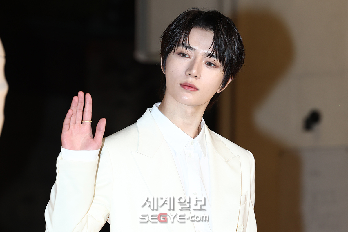 [포토] TXT 범규 '반가운 손인사'