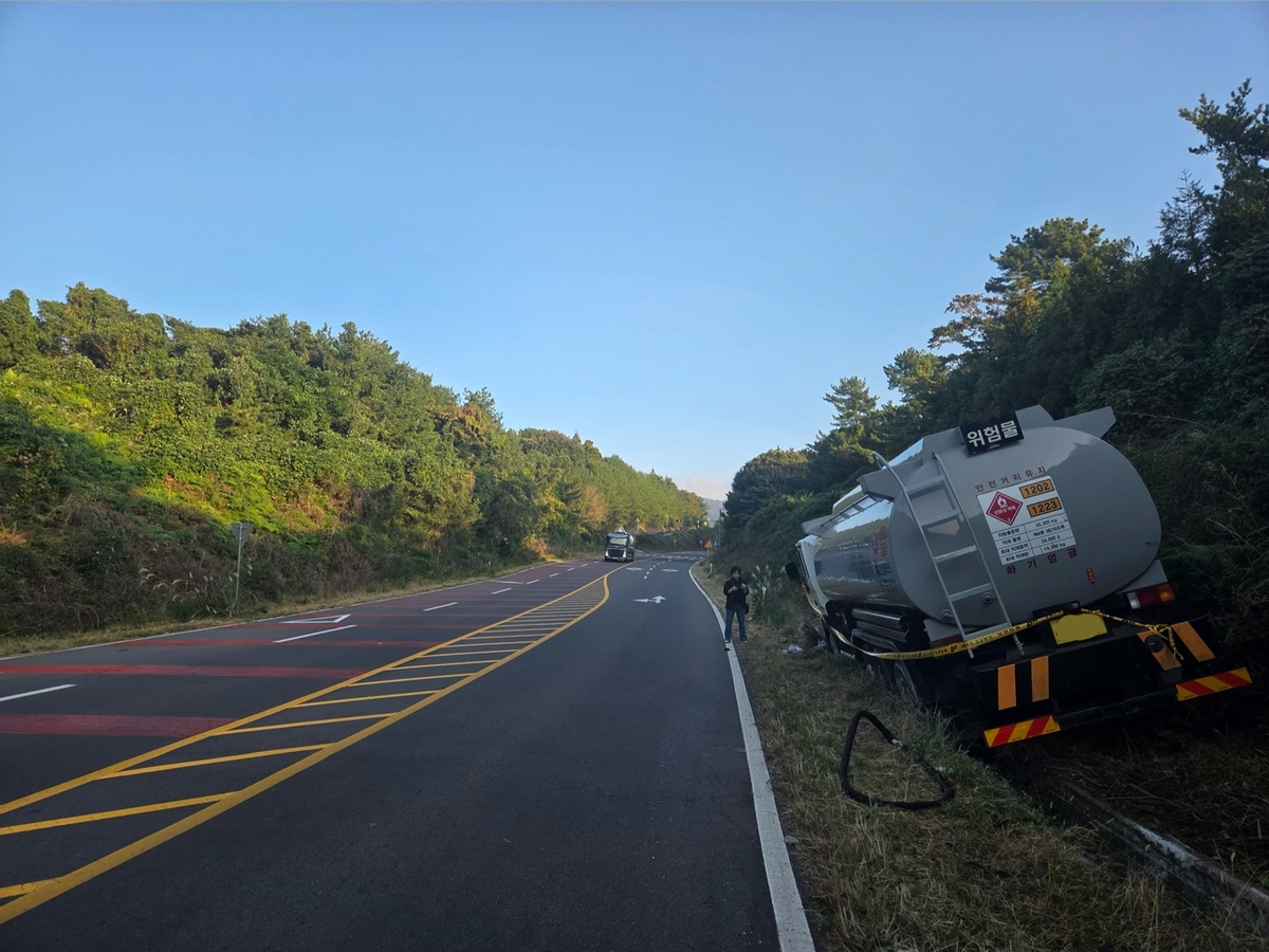 제주서 탱크로리 도랑에 빠져…운전자 이튿날 숨진 채 발견
