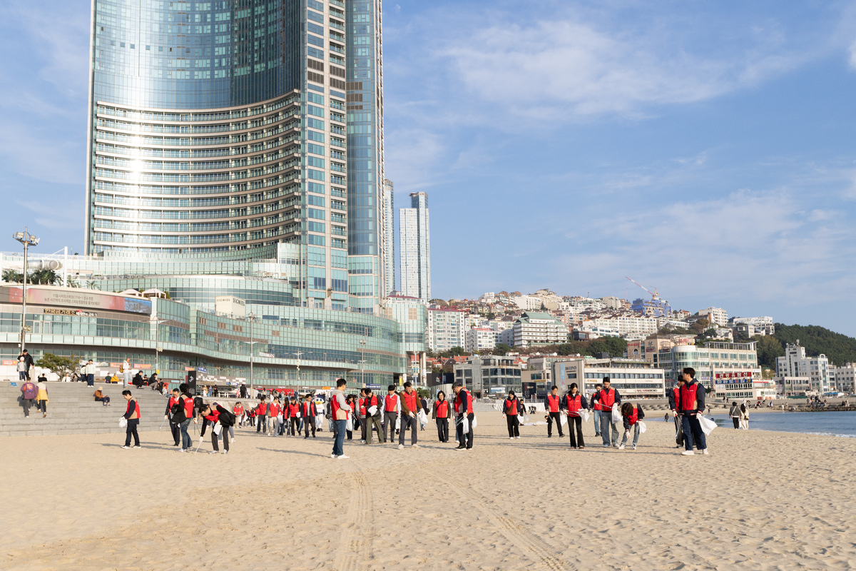 롯데그룹 임직원, 해운대서 대대적인 환경정화 활동
