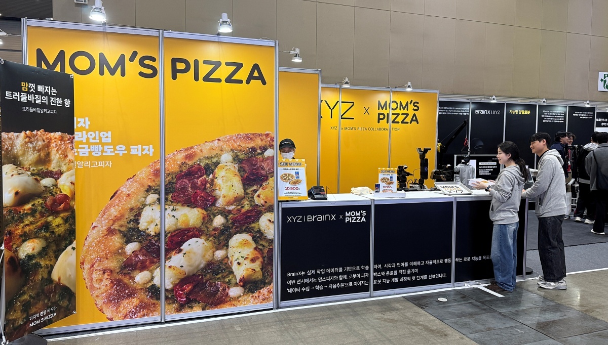 맘스터치, 로봇 전시회 ‘로보월드 2025’ 참가…미래형 쇼룸 공개