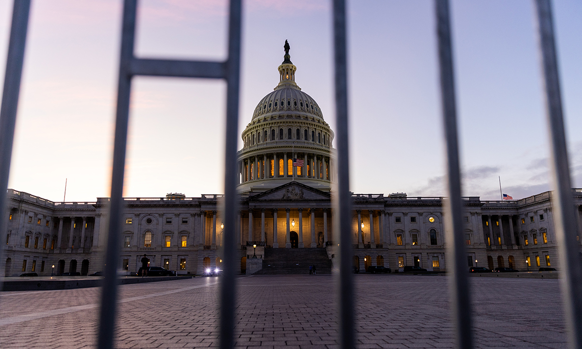 美 최장 셧다운에… 결국 항공편 10% 감축