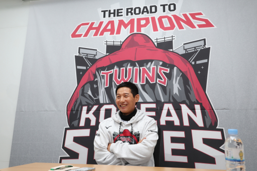 ‘염갈량’이 감독 최초 30억원 시대 열어젖혔다.
..LG, 통합우승 2회 이끈 염경엽 감독과 3년 최대 30억원에 재계약