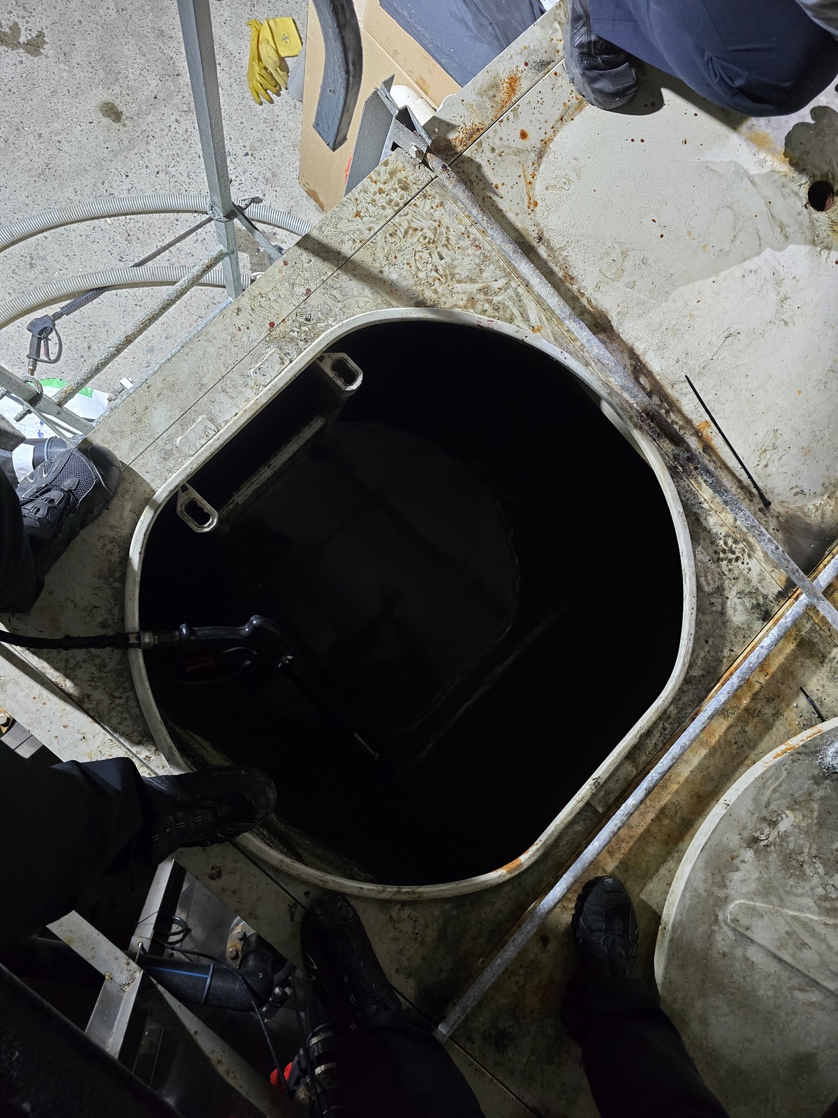 경남 고성 육상양식장 저수조서 작업자 3명 숨져…경찰 수사