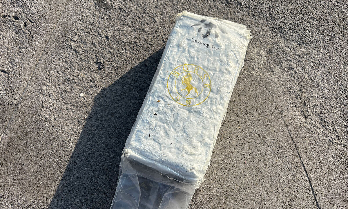 제주 해안에 한 달 새 8번째 차(茶)봉지 마약…사각 블록 형태