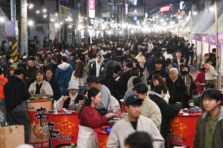 35만명 찾은 구미라면축제 폐막…도심이 라면 거리로 변신