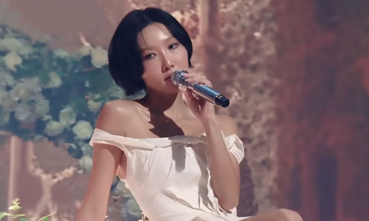 ‘40㎏대 마른 몸’ 화사, 임신설 터진 이유…목욕탕서 D라인 ‘먹방 여신’