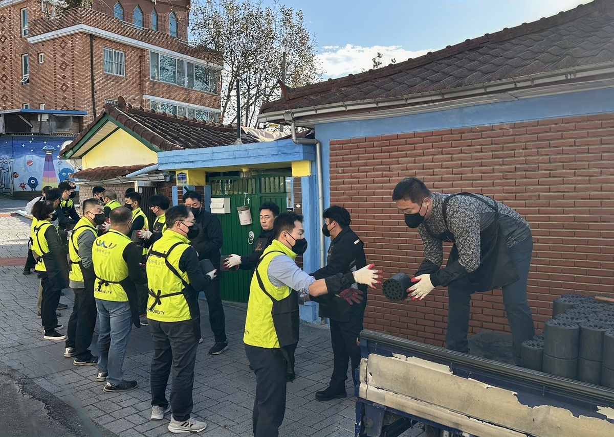 KGM, 독거노인 등 소외계층에 후원금 전달·연탄 나눔