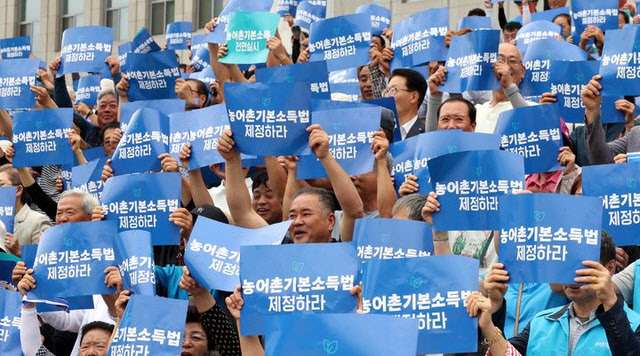 “이사만 오면 매달 15만원 준다고?”… 지역 활력 vs 재정 부담 가중 [어떻게 생각하십니까]