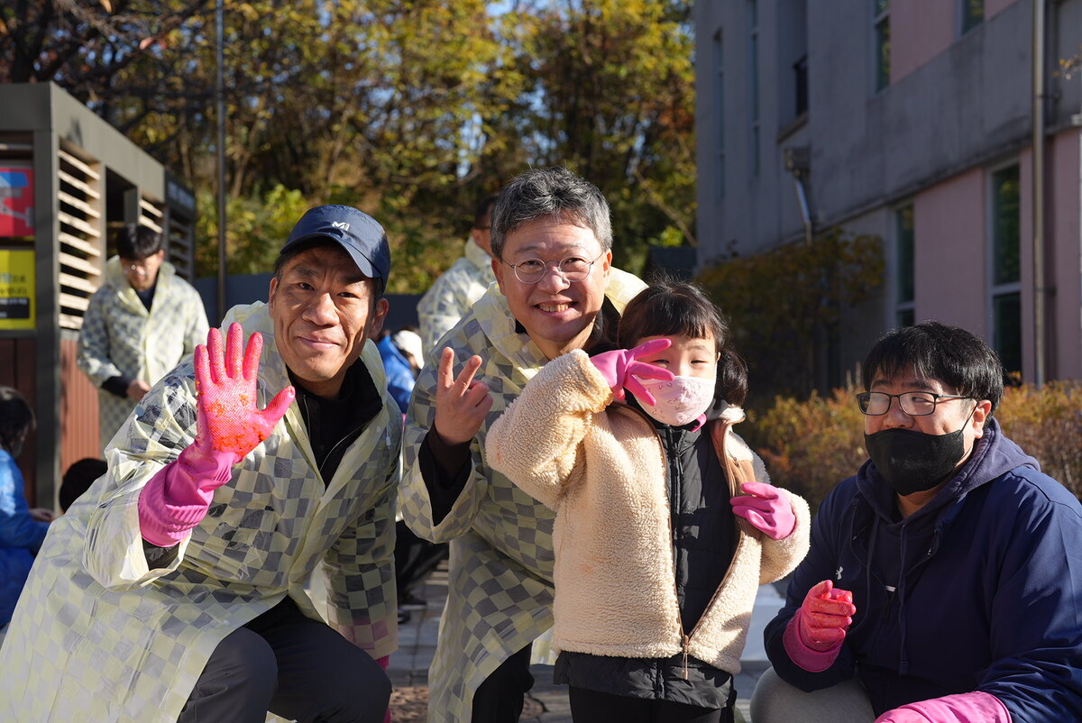원주시청 공무원노조, 박정하 의원과 ‘사랑의 김장 봉사’