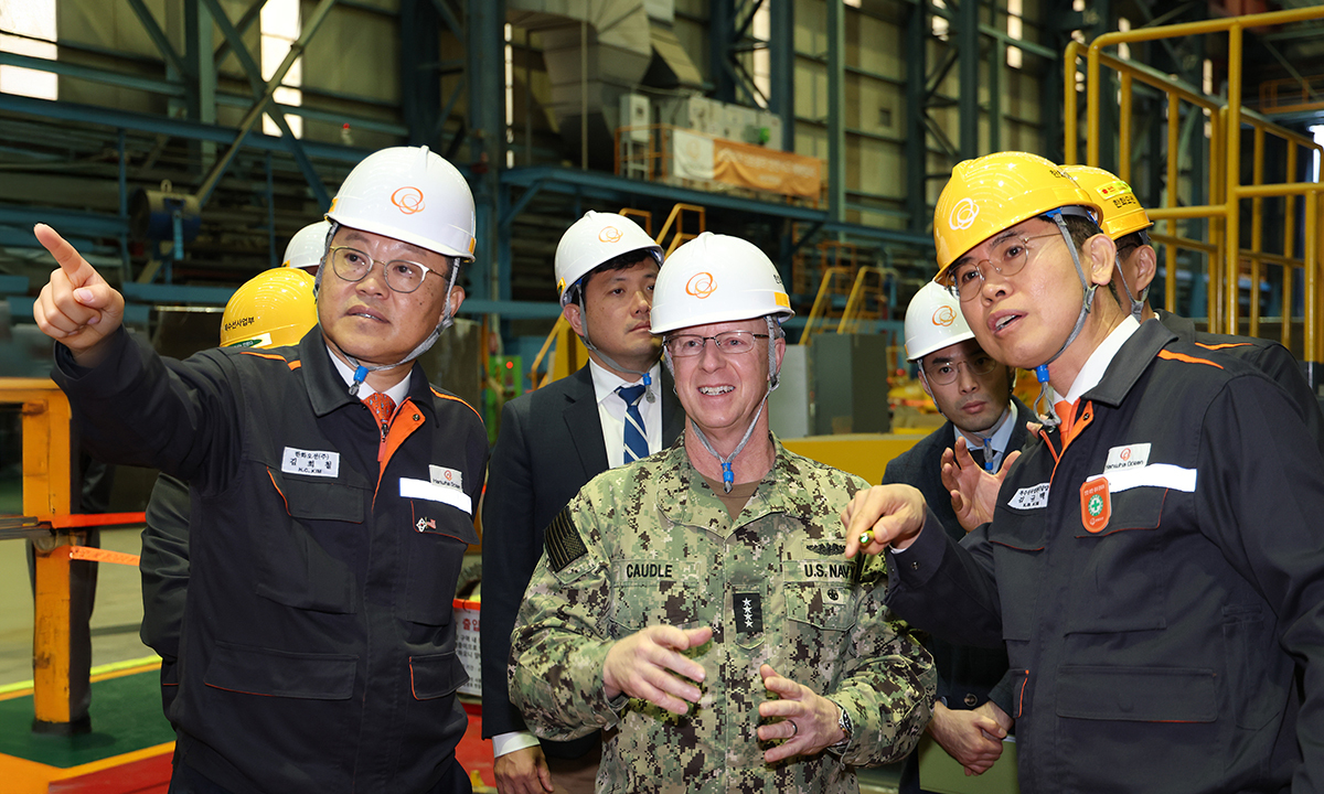 美 해군참모총장, 한화오션 거제사업장 방문…“조선 협력, 양국 동맹 굳건히”