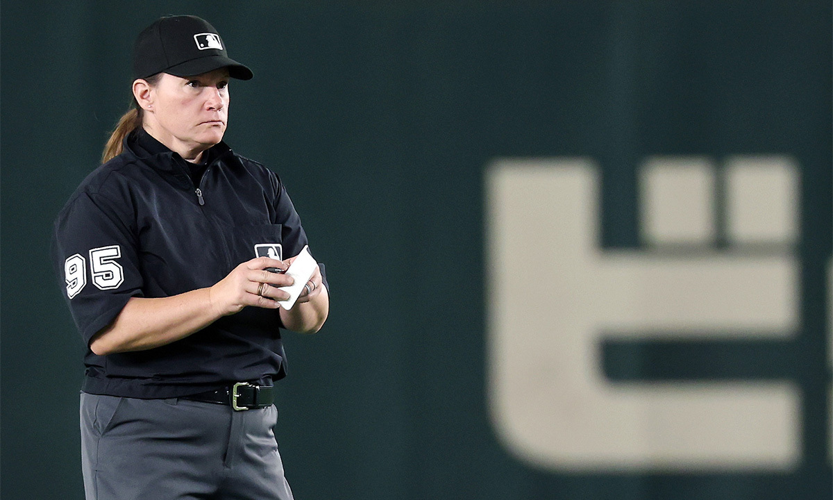 이런 능력으로 메이저리그 최초 여성 심판이 됐다고? 한일전 1차전 주심 젠 파월, 2차전 2루심으로도 결정적 오심 저지를 뻔했다