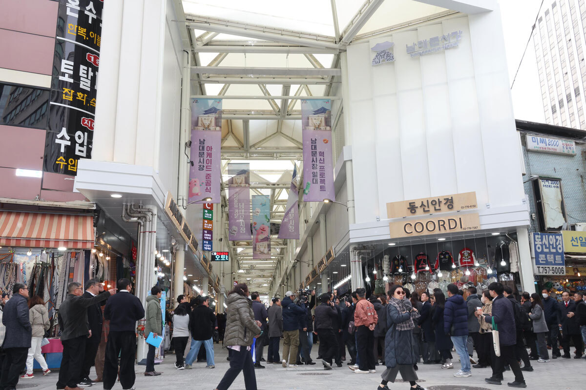 한옥 처마 닮은 지붕·입체 보행로… 600년 남대문시장 ‘펀하고 핫하게’