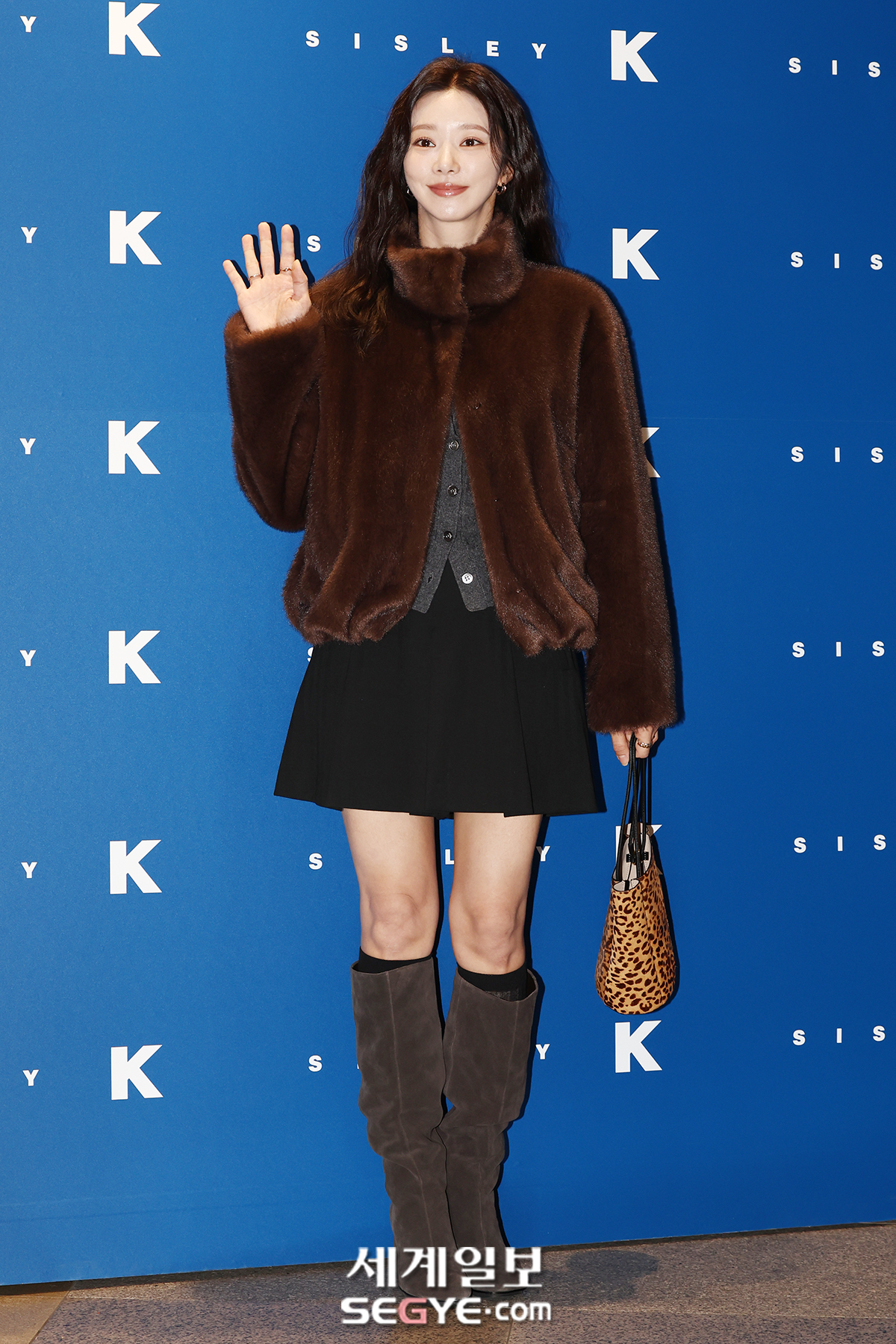 [포토] 이주빈 '반가운 손인사'