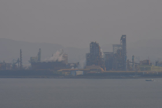 대통령 경고에도 산업 현장은…포스코 포항제철소 유해가스 유출 ‘3명 중태’