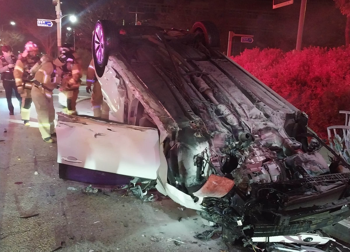 전주 한밤중 차량 경계석 충돌·전복… 불난 차 두고 운전자 도주