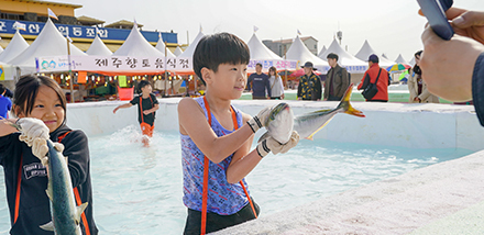 “참치보다 맛있는 겨울 별미 대방어 맛보러 옵서예∼”