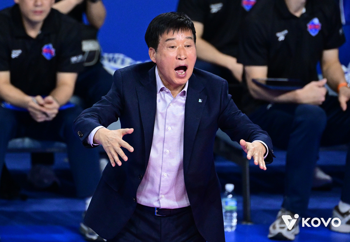 IBK 김호철 감독, 지휘봉 내려놓는다… “오늘까지인 것 같다.
 오늘을 마지막으로 내려놓겠다”