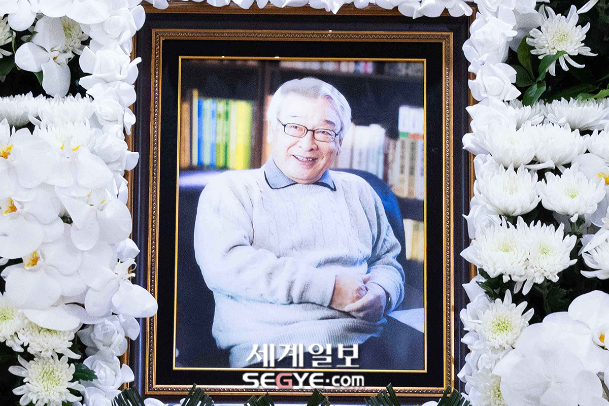 [포토] 故 이순재, 영정 속 환한 미소