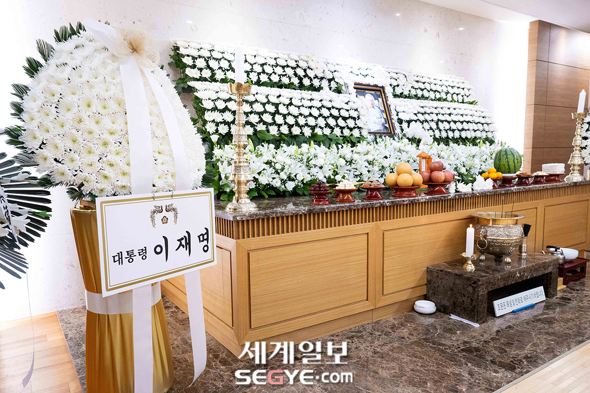 [포토] 이순재 빈소에 놓여진 이재명 대통령의 근조화환