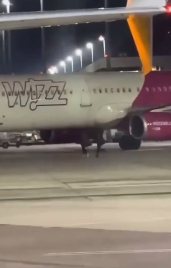 “우리 아직 못 탔어!”…비행기 놓치자 활주로 뛰어든 남자들 ‘아찔’