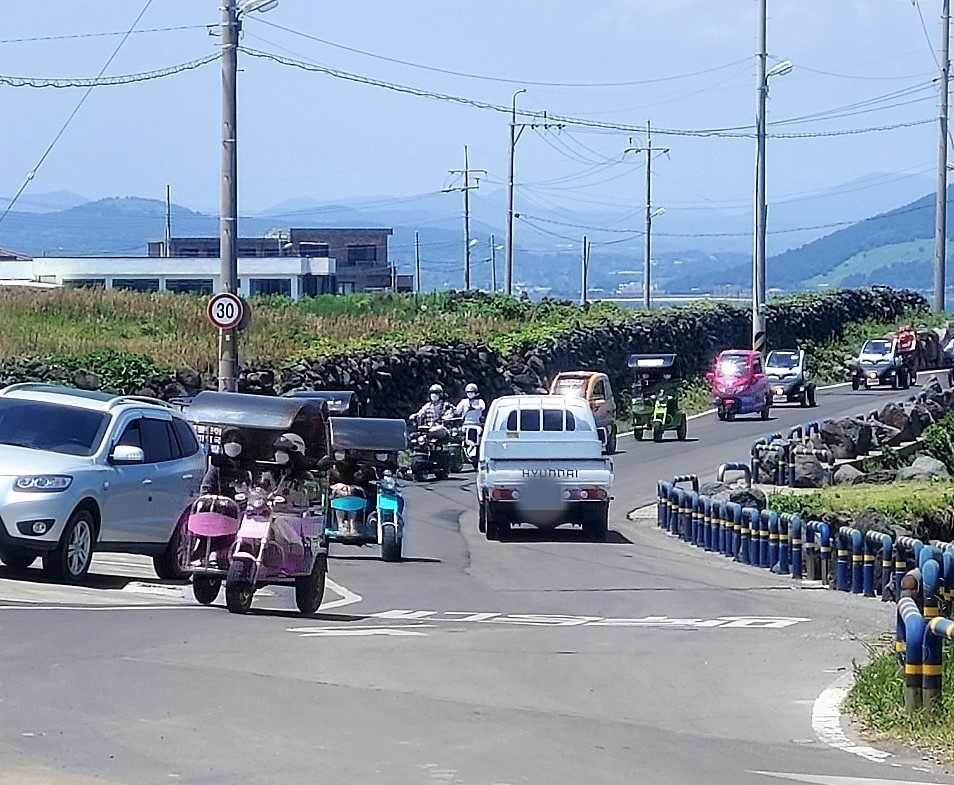 “좁은 도로에 차량·삼륜차·보행자 엉켜”… 8년 만에 허용된 우도 렌터카 반입 다시 도마에