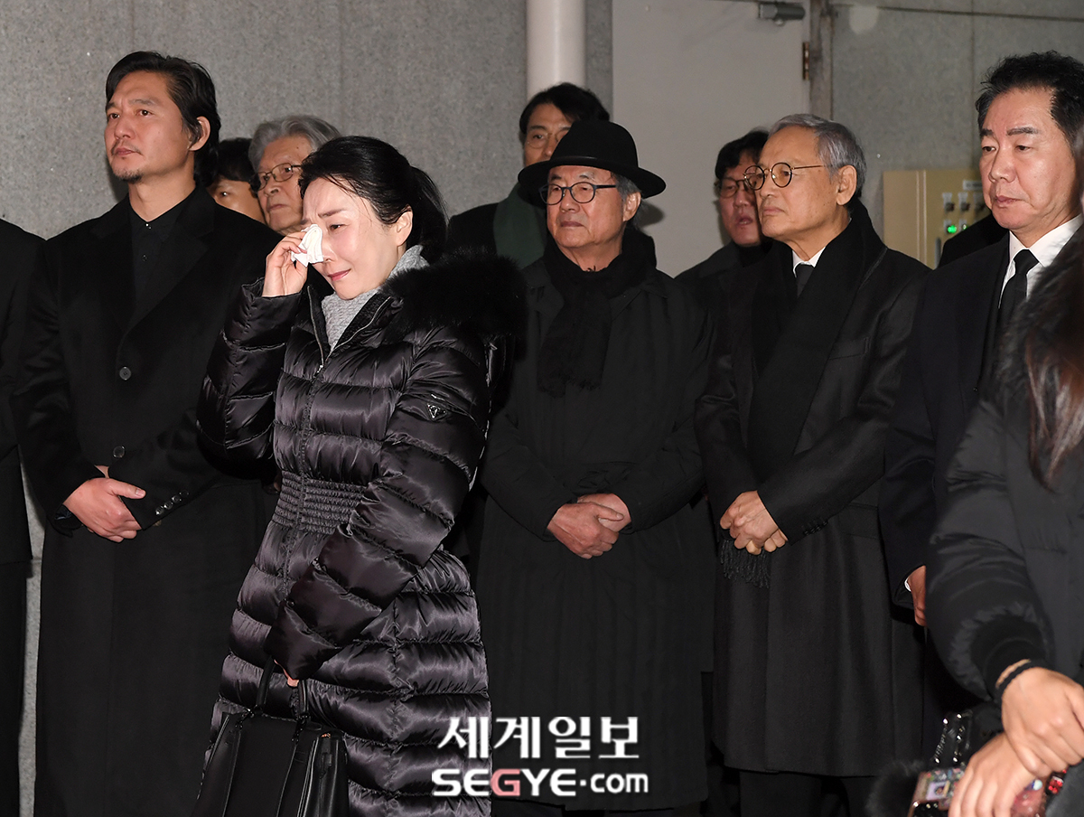 [포토] 동료 연예인 마지막 배웅받는 故 이순재